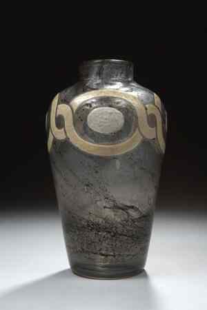 Maurice MARINOT - Vase de forme balustre en verre transparent à salissures et bulles intercalaires